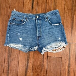 Women's Levi's 501 Original Denim Shorts Size 32 in Medium Indigo Distressed